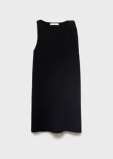 Vestido corto negro sin mangas, confeccionado en punto fino, con cuello barco y tirantes asimétricos.