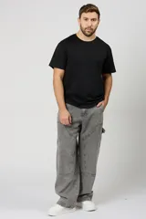 Jean baggy de hombre color gris, con diseño holgado, estilo cargo y parches en las rodillas.