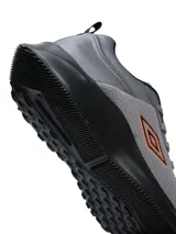 Championes de running Umbro modelo Argo, color verde militar con detalles en negro y suela blanca. Confeccionados en tejido de malla transpirable, cordones al tono y logo de la marca en el lateral.