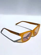 Lentes de sol Osten modelo Porto, con armazón de acetato en color naranja traslúcido y acabado mate. Presentan cristales a tono y detalle de logo en la patilla.
