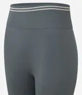 Legging deportiva color verde, confeccionada en poliamida, con cintura baja y rayas horizontales en blanco y gris.