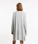 Cardigan alargado de punto liviano color gris, con mangas largas y abertura total.