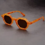 Lentes de sol con armazón rectangular de policarbonato negro y cristales naranjas.