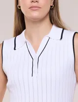 Musculosa tejida acanalada blanca de la marca Rio & Rian, con cuello polo, escote en V y ribetes negros en cuello, botonera y sisas.
