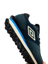 Championes urbanos Umbro para hombre, de color negro con detalles en gris y suela dentada bicolor en blanco y negro.