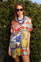 Camisola estampada multicolor de seda, con cuello camisero, mangas cortas y calce holgado.