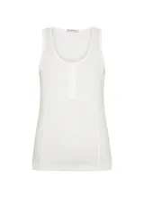 Musculosa blanca de punto con escote redondo, tirantes anchos y detalle de botones decorativos en el frente.