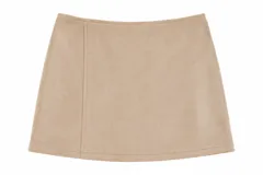 Minifalda de tiro bajo confeccionada en gamuza sintética color beige, de diseño recto y limpio, con sutiles costuras decorativas.