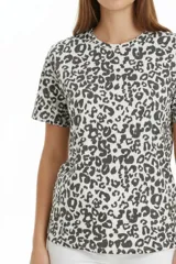 Remera de manga corta con cuello redondo a la base, confeccionada en algodón con diseño estampado de efecto abstracto.