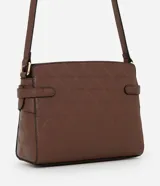 Cartera bandolera mediana de color marrón, confeccionada en poliuretano con textura tipo floater. Presenta un diseño rectangular con costuras geométricas, herrajes metálicos dorados y correas laterales decorativas. Incluye cierre superior con cremallera y correa larga ajustable.