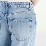 Pantalón jean de corte baggy, tiro medio y diseño amplio de pierna recta en color celeste con efecto deslavado.