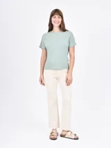 Remera negra de mangas cortas y cuello redondo con detalle de costura horizontal en la parte superior.