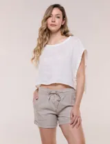 Short blanco de tiro medio y calce relajado, confeccionado en mezcla de algodón y viscosa. Cuenta con cintura elastizada con cordón ajustable, bolsillos delanteros tipo parche, bolsillos traseros ojal simulados y ruedo con vuelta.