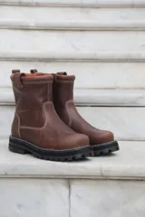 Botas cortas de cuero color marrón chocolate, con suela track negra y costuras a la vista.