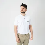 Remera tipo polo blanca de manga corta, con cuello clásico y tres botones negros. Tiene un pequeño logo bordado en el pecho.