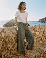 Pantalón capri azul marino con textura sutil, cintura elástica con cordón de ajuste y terminaciones con flecos en el ruedo.