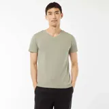 Camiseta verde de corte recto y cuello en V.