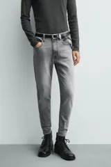 Jeans skinny cropped fit de corte ajustado y tiro medio, con diseño de cinco bolsillos y efecto lavado.