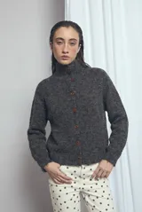 Cardigan de punto color gris oscuro melange, con cuello alto, mangas largas y cierre frontal con botones marrones.