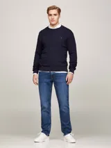 Sweater Tommy Hilfiger de punto trenzado color azul marino, con cuello redondo y logo bordado en el pecho.
