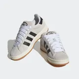 Championes Adidas Campus 00s color beige con detalles en negro y suela color caramelo.