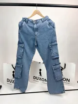 Pantalón jean celeste de corte recto, con bolsillos laterales tipo cargo.