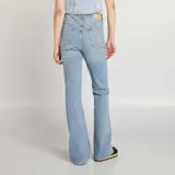 Pantalón de jean celeste de tiro alto, corte flare/bootcut.