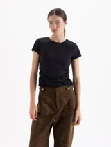 Top de algodón color negro, con cuello redondo, mangas cortas y diseño con frunces laterales que generan un efecto drapeado.