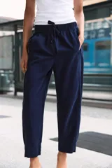 Pantalón de tiro bajo con cintura elástica ajustable mediante cordón, bolsillos delanteros y bolsillos de plastrón en la parte trasera.