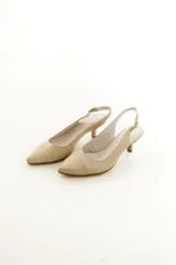 Zapatos slingback de cuero color beige con punta fina, taco medio y tira ajustable en el talón.
