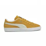 Championes Puma Suede Classic color mostaza con franja lateral blanca y suela de goma blanca.
