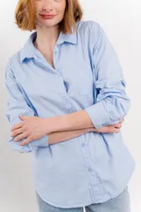 Camisa fucsia de algodón, corte clásico, manga larga y cierre con botones.