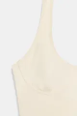 Top de cuello halter con diseño ajustado y escote con costuras tipo corset en el busto. Presenta espalda descubierta y bajo recto.
