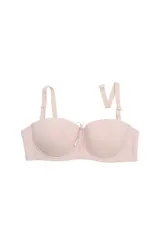 Soutien strapless color rosado con copa preformada y aro, breteles desmontables y ajustables, y cierre posterior con broche multiposición.