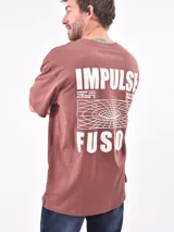 Remera blanca de manga corta, con corte oversize y pequeño estampado tipográfico en el pecho con las palabras "POST PARTY".