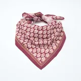 Pañuelo cuadrado de tela color borgoña con estampado floral en tonos rosa y beige.