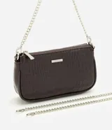 Cartera baguette pequeña Satinato de poliuretano color marrón con textura croco, cierre superior y correa de cadena metálica plateada.