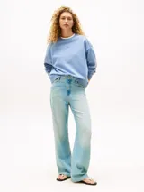 Buzo celeste de algodón regenerativo, cuello redondo y logo tonal de Tommy Hilfiger bordado en el pecho.