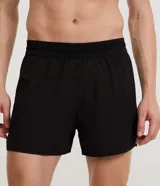 Bermuda deportiva masculina de microfibra, color negro, con corte running y perforaciones. Posee cintura elástica con cordón ajustable.