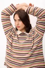 Sweater de punto con diseño de rayas horizontales multicolores en tonos marrón, verde, rosa y amarillo. Presenta cuello redondo, mangas largas y corte holgado.