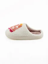 Pantuflas de estar por casa color blanco, confeccionadas en tejido tipo corderito, con diseño bordado de bota vaquera en tonos rosados y amarillos.