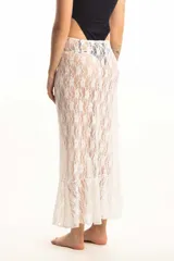 Pollera larga de encaje negro con diseño floral y volado en el ruedo.