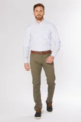 Pantalón de gabardina de corte recto y cinco bolsillos, con diseño liso y trabillas para cinturón.