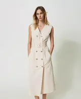 Vestido camisero midi color crema confeccionado en popelina de algodón con cierre cruzado y botones con logo, escote en pico, cierres de mosquetón en el hombro y cinturón a juego.