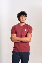 Remera de manga corta con cuello redondo, confeccionada en tejido de algodón. Presenta el logo de la marca Original Penguin bordado en el pecho.