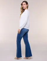 Blusa de modal y elastano color blanco, de silueta holgada, escote redondo amplio con elástico interno fruncido y mangas largas fluidas con puños ajustados.