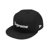 Gorra tipo snapback de color negro con el logo de Supreme bordado en un parche rectangular frontal y el logo de New Era en el lateral.