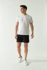 Short de baño liso de corte clásico, con cintura elástica ajustable mediante cordón. Cuenta con dos bolsillos laterales y uno trasero, confeccionado en tejido ligero de secado rápido con logo bordado.