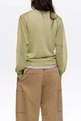 Jersey de punto verde claro con escote en V pronunciado, mangas largas y corte recto, confeccionado en mezcla de viscosa y poliéster.