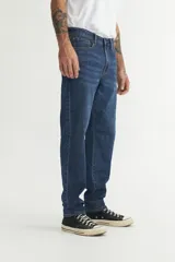 Pantalón de jean azul oscuro, de corte recto y tiro medio.